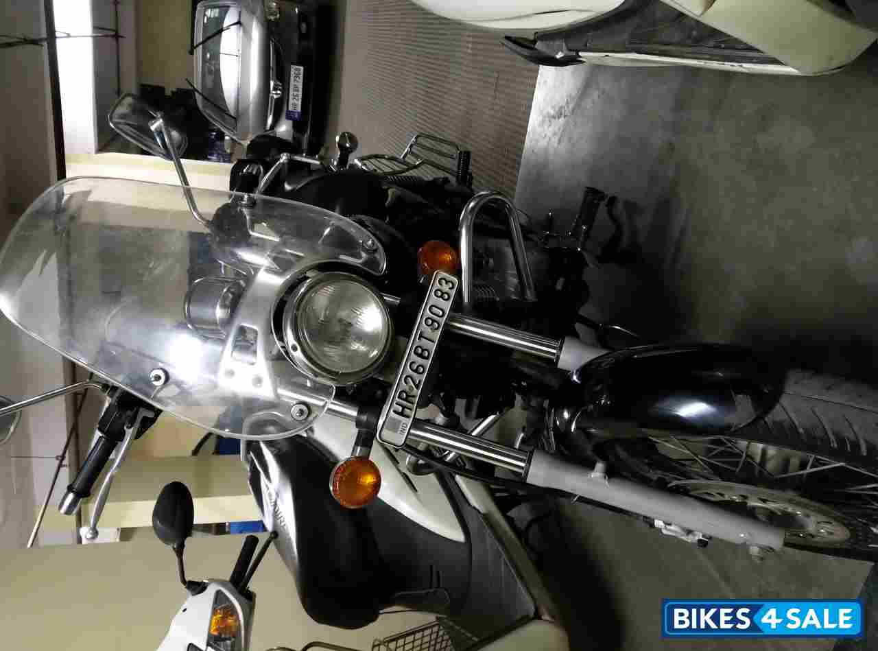 Black Bajaj Avenger 220 DTS-i