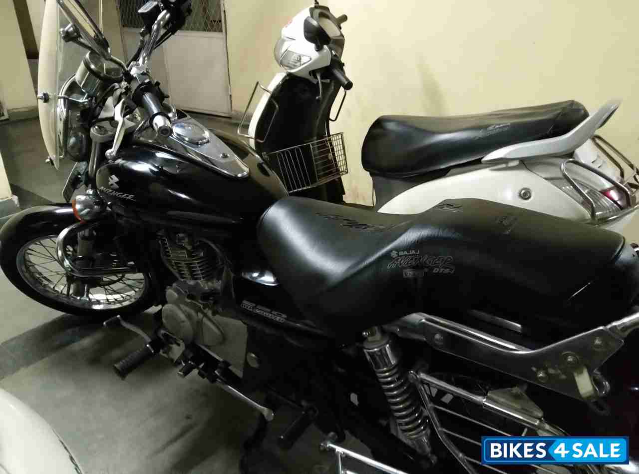 Black Bajaj Avenger 220 DTS-i