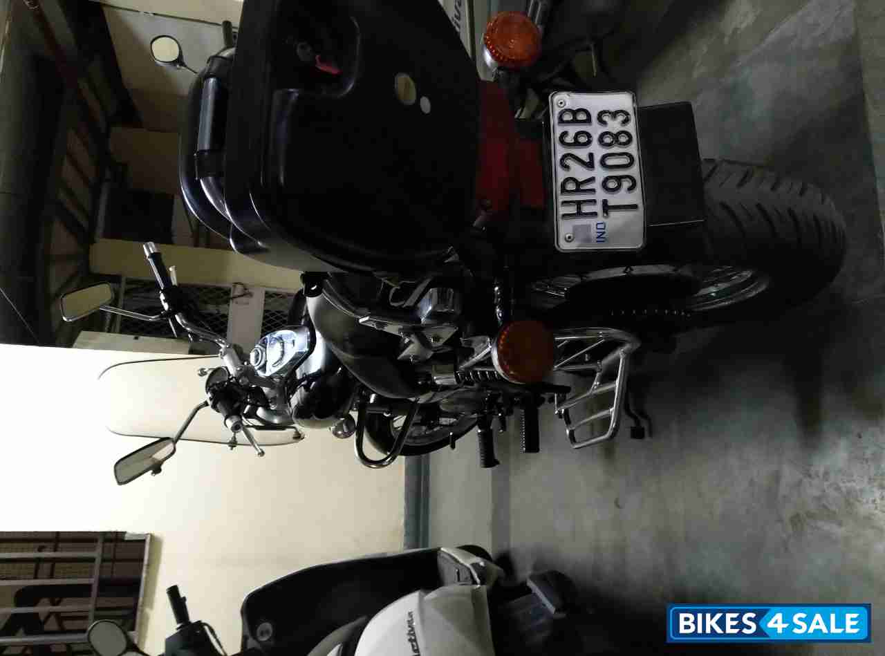 Black Bajaj Avenger 220 DTS-i