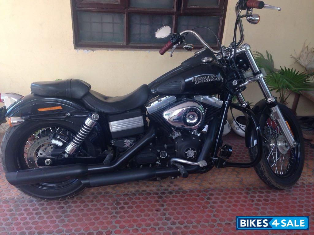 Vivid Black Harley Davidson Dyna FXDB Street Bob