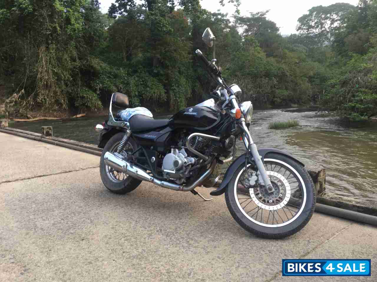 Bajaj Avenger 200 DTS-i