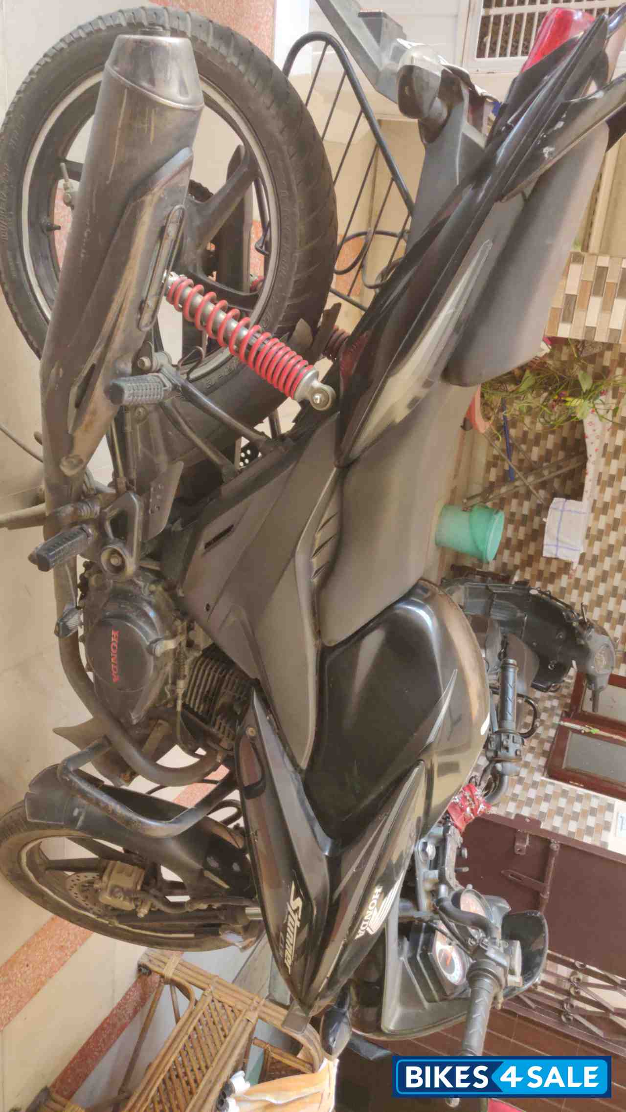 Black Honda CBF Stunner