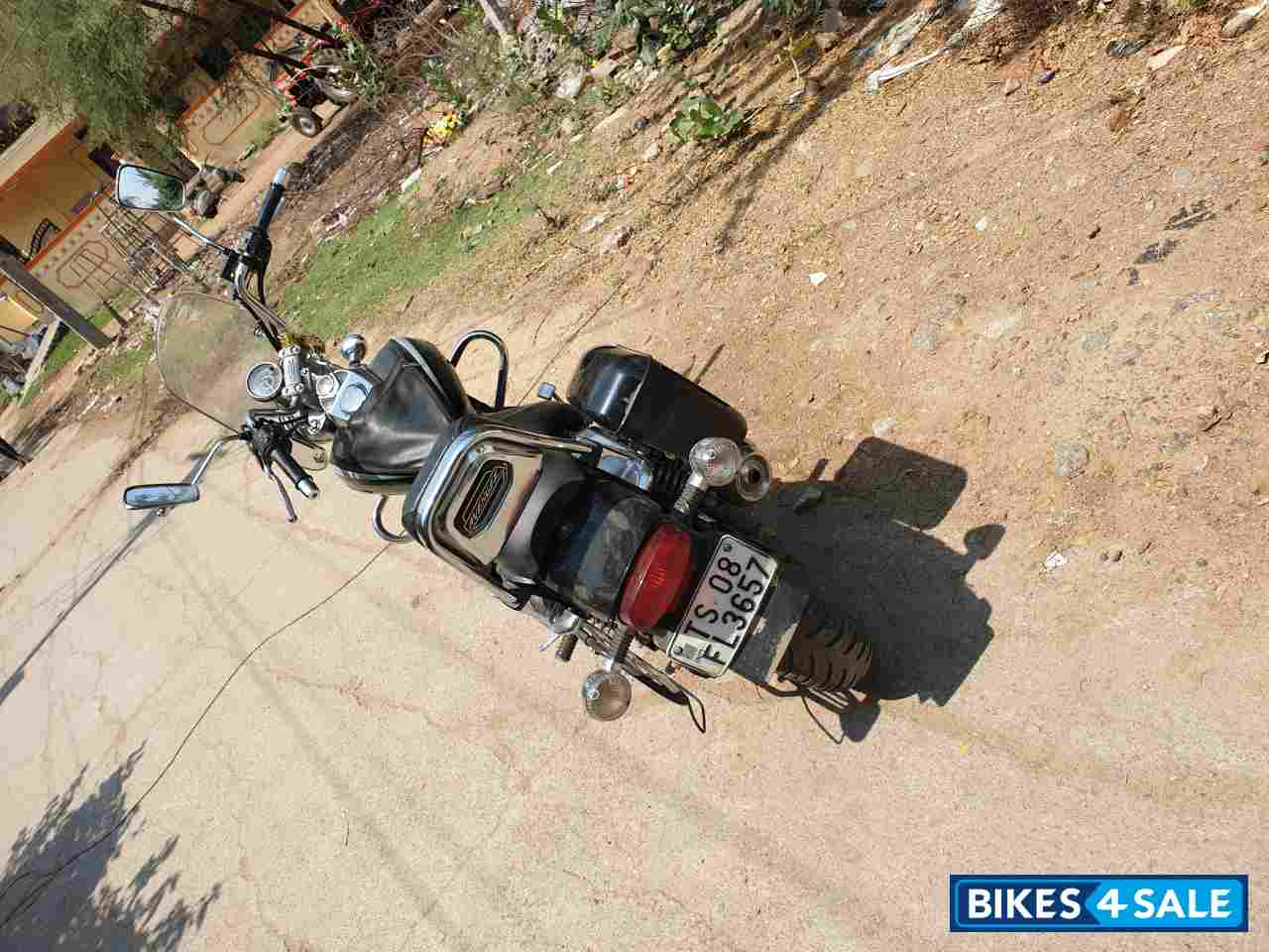 Black Bajaj Avenger Cruise 220