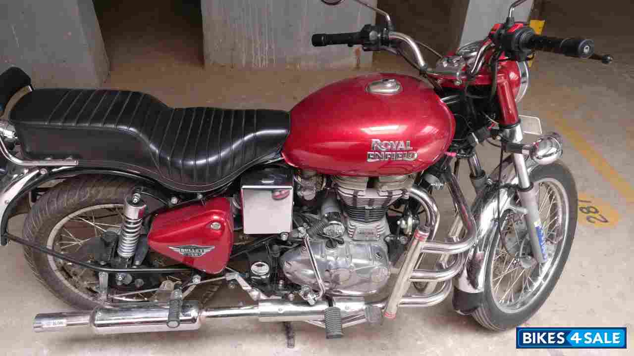Red Royal Enfield Bullet 350 ES