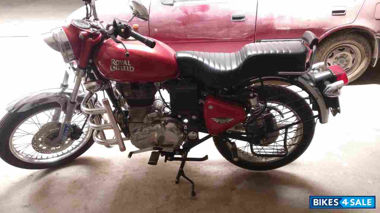 Red Royal Enfield Bullet 350 ES