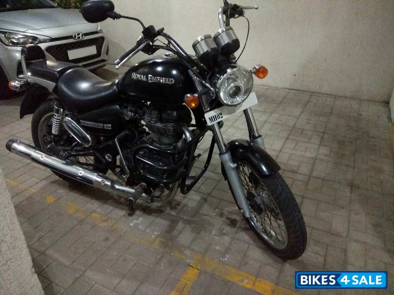 Black Royal Enfield Thunderbird 500