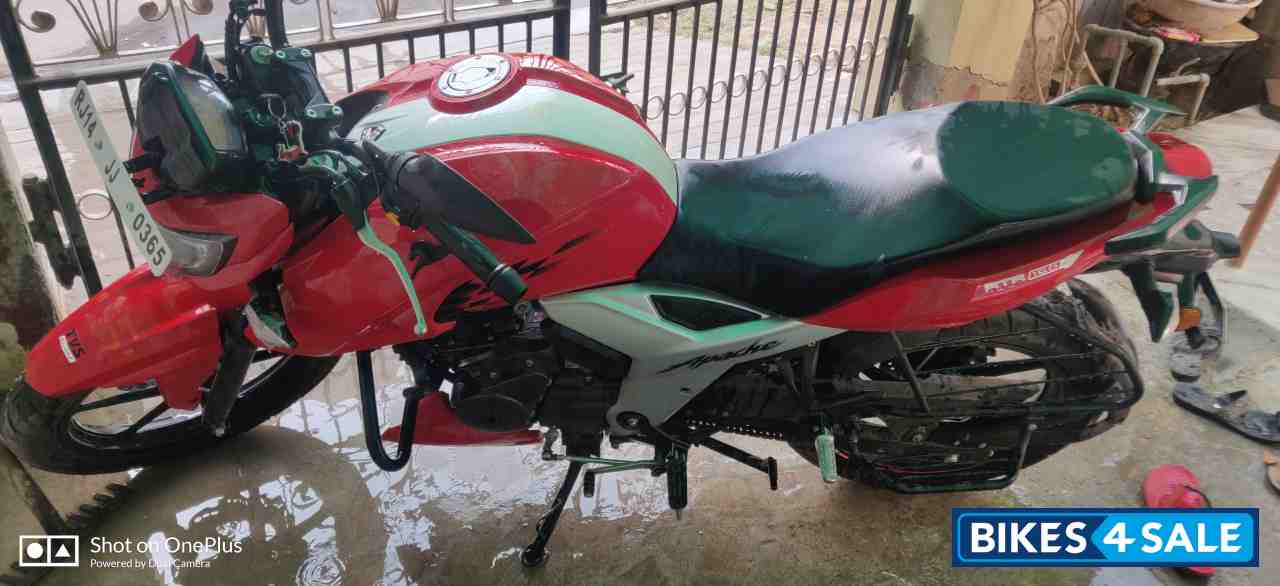Red TVS Apache RTR 160 4V