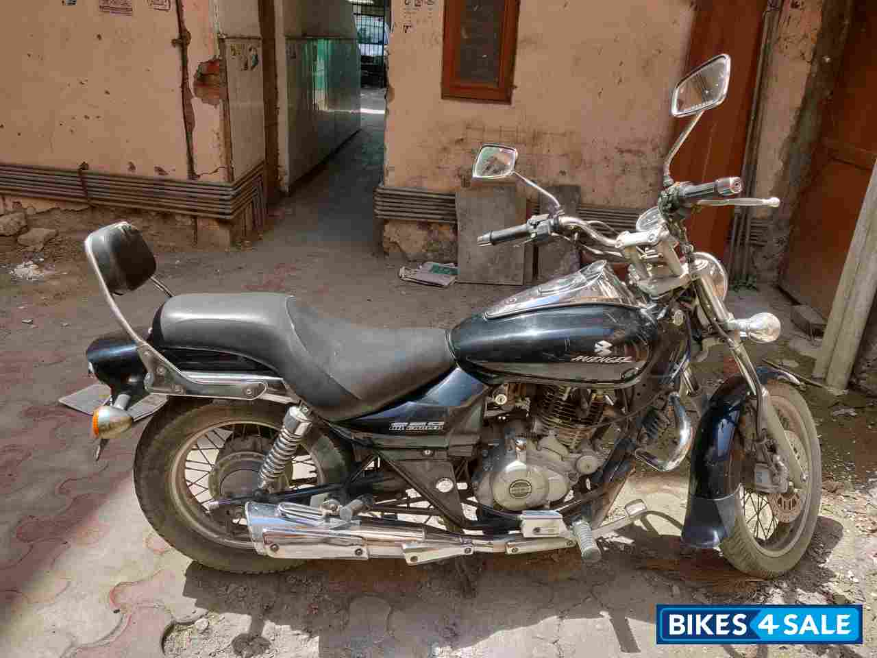Black Bajaj Avenger 220 DTS-i