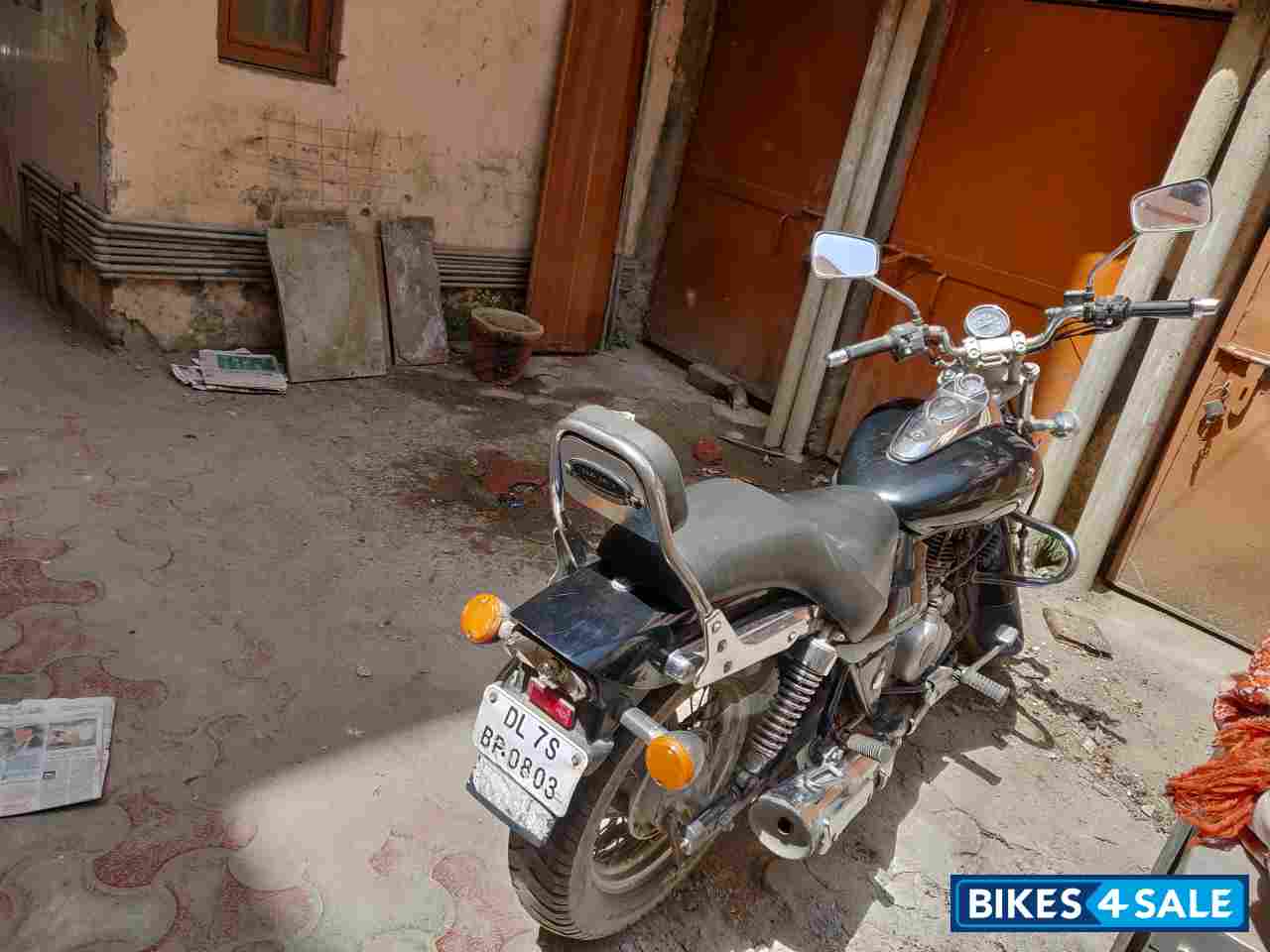 Black Bajaj Avenger 220 DTS-i