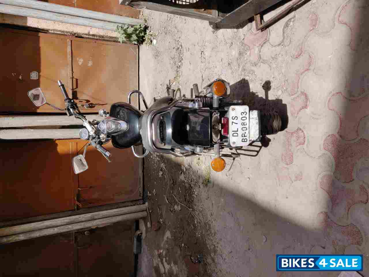 Black Bajaj Avenger 220 DTS-i