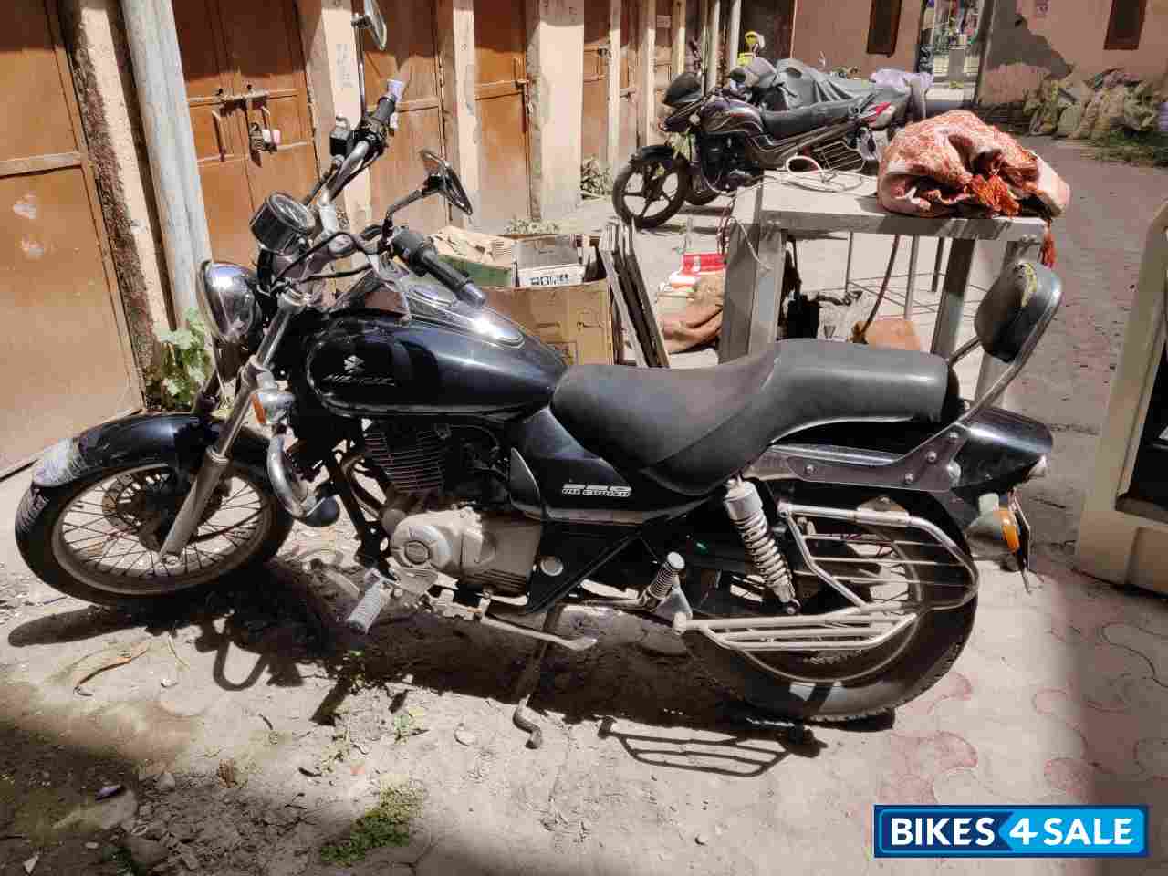 Black Bajaj Avenger 220 DTS-i