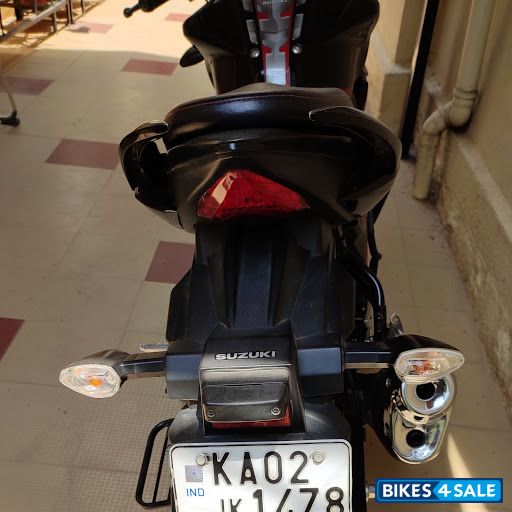 Red Suzuki Gixxer 150