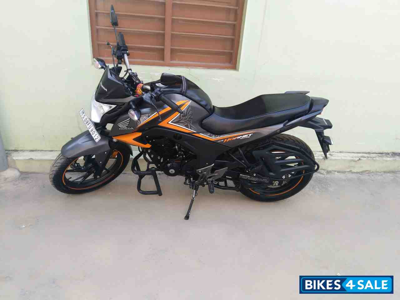 Grey Matalic, Orange Honda CB Hornet 160R Grey Matalic, Orange Honda CB Hornet 160R