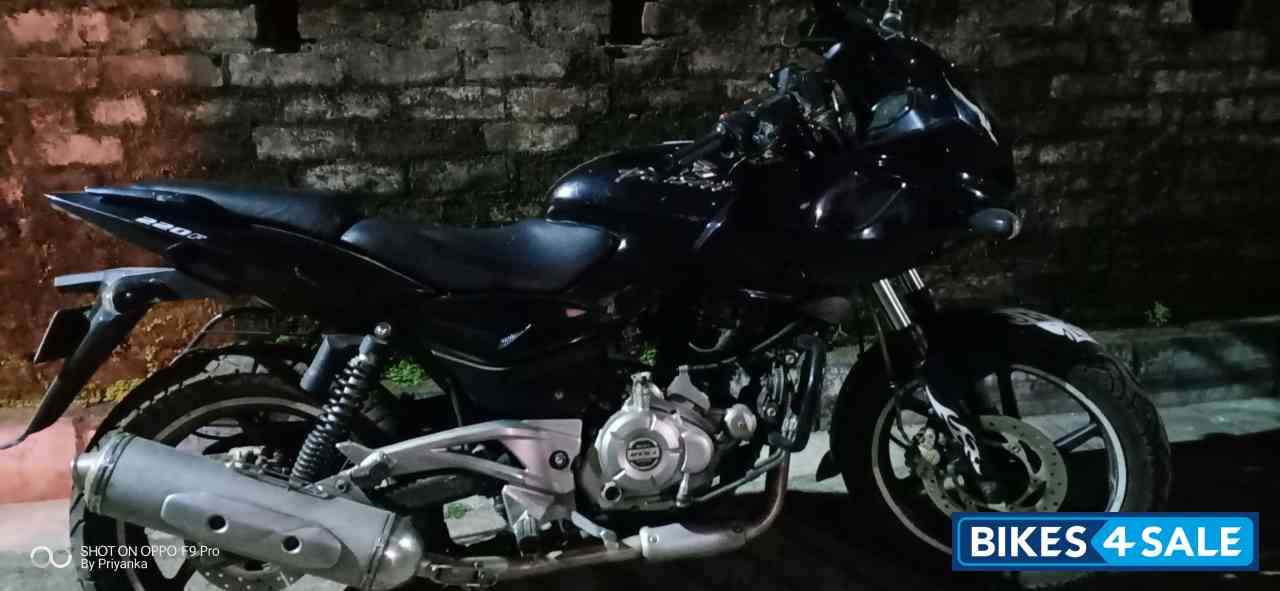 Black Bajaj Pulsar 220F