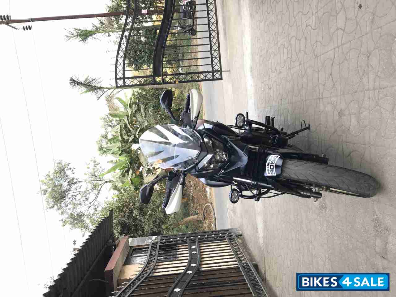 Black Matte Bajaj Dominar 400 Disc