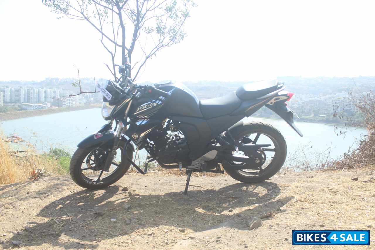 Matt Black Yamaha FZ1