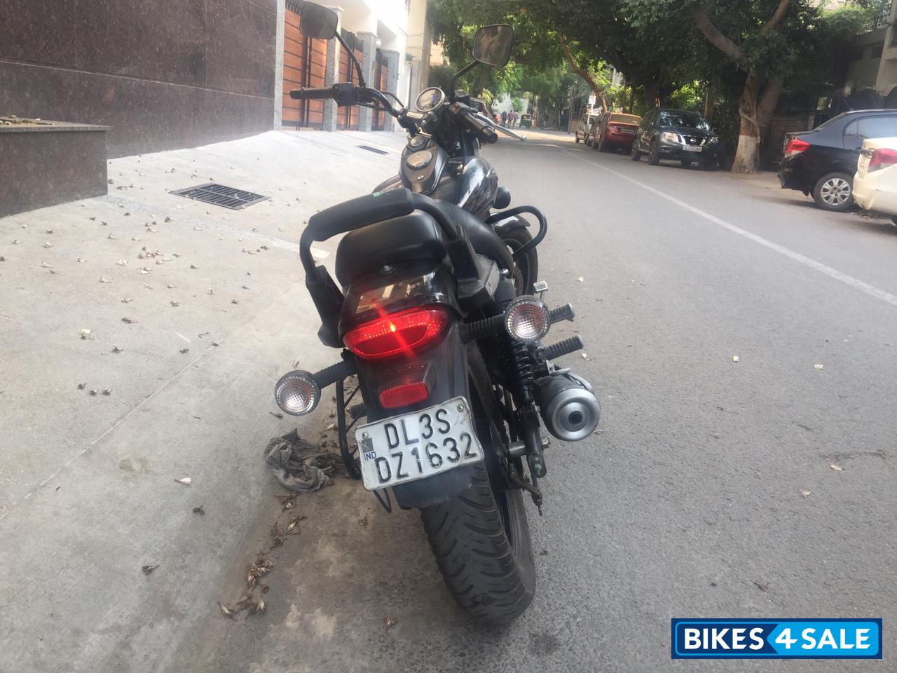 Matte Black Bajaj Avenger Street 180