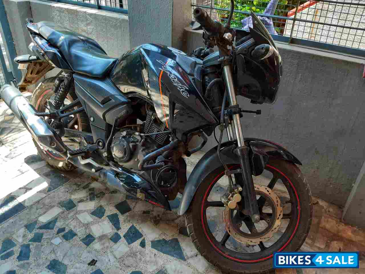 Black TVS Apache RTR 160