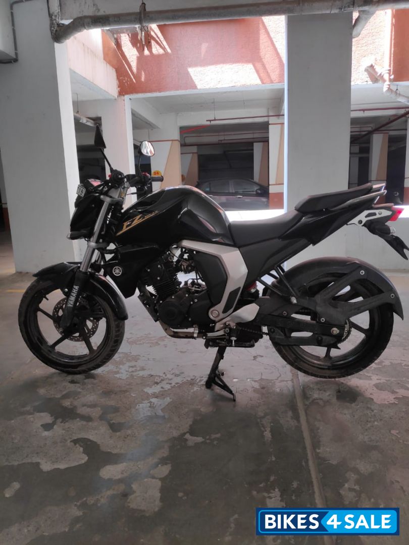 Black Yamaha FZ FI V2 Black Yamaha FZ FI V2