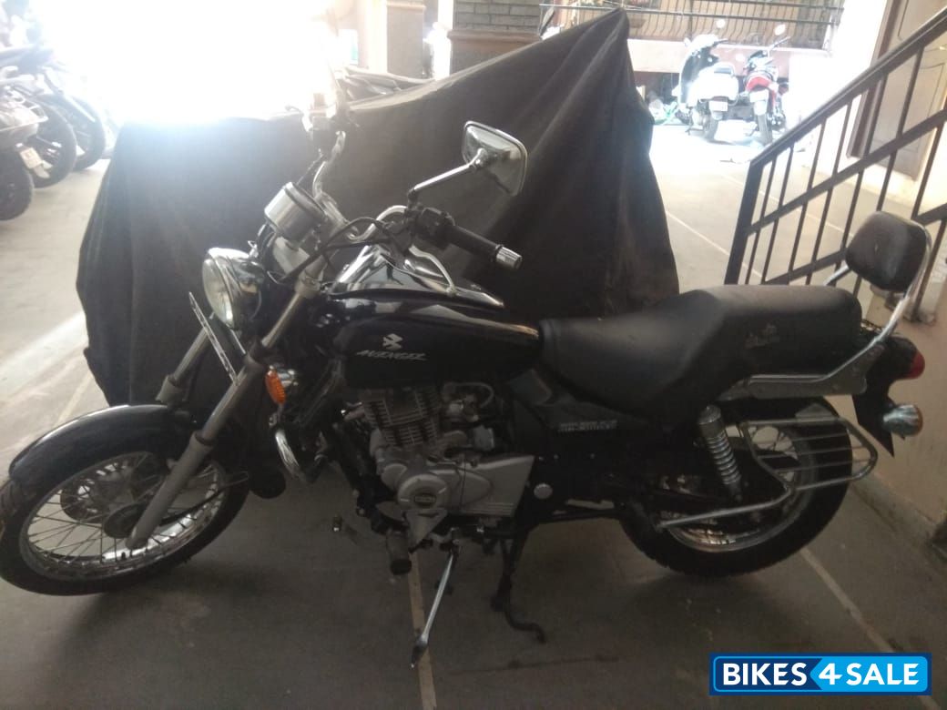 Black Bajaj Avenger 220 DTS-i Black Bajaj Avenger 220 DTS-i
