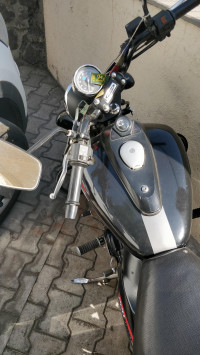 Black Bajaj Avenger 220 DTS-i