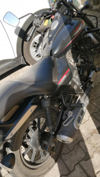 Black Bajaj Avenger 220 DTS-i