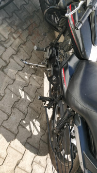 Black Bajaj Avenger 220 DTS-i