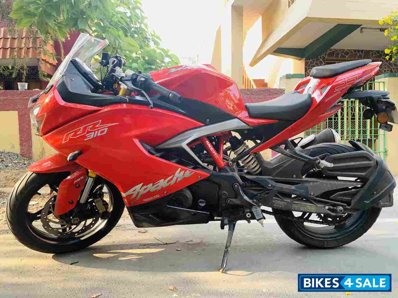 Red TVS Apache RR 310