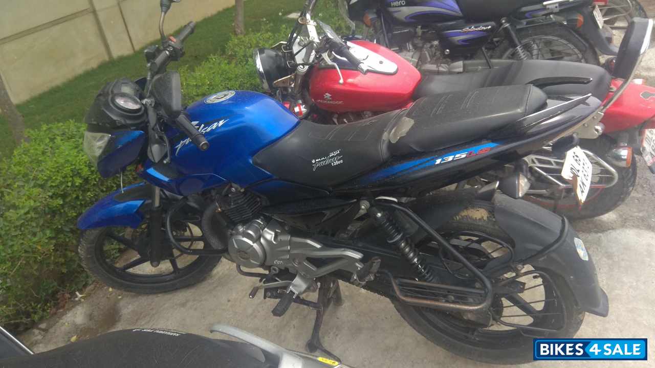 Royal Blue Bajaj Pulsar 135LS