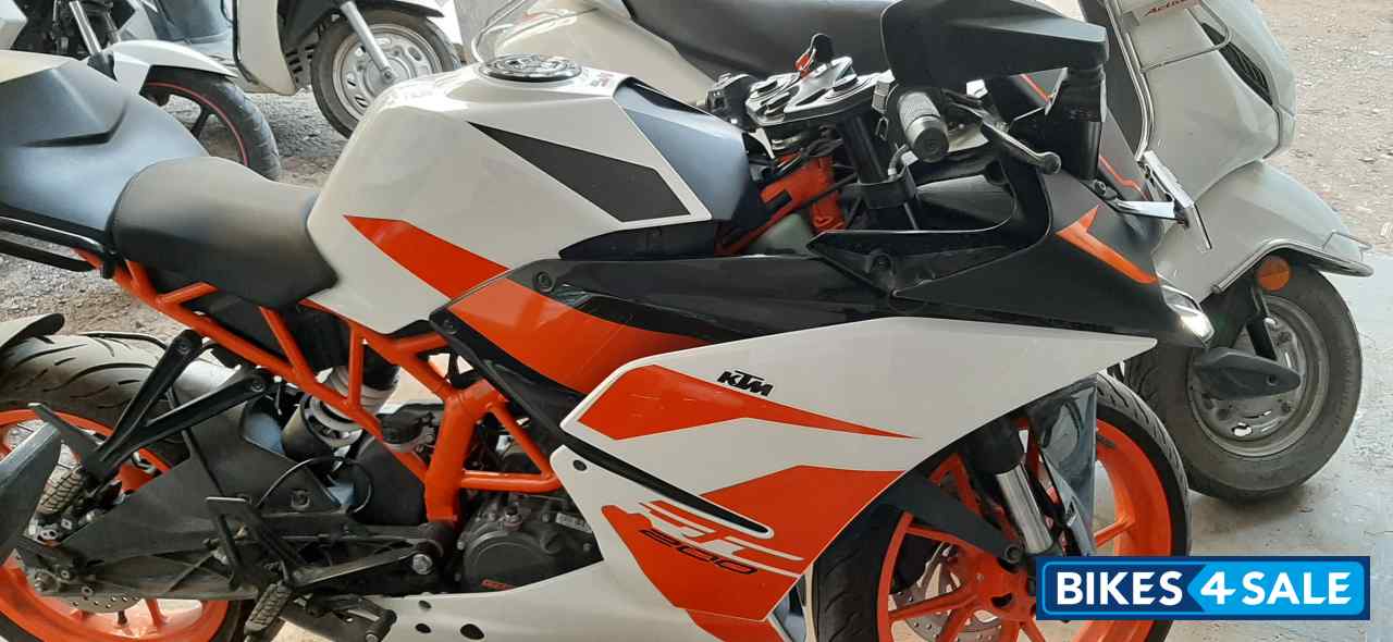White Orange KTM RC 200
