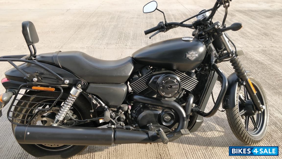 Black Harley Davidson Street 750