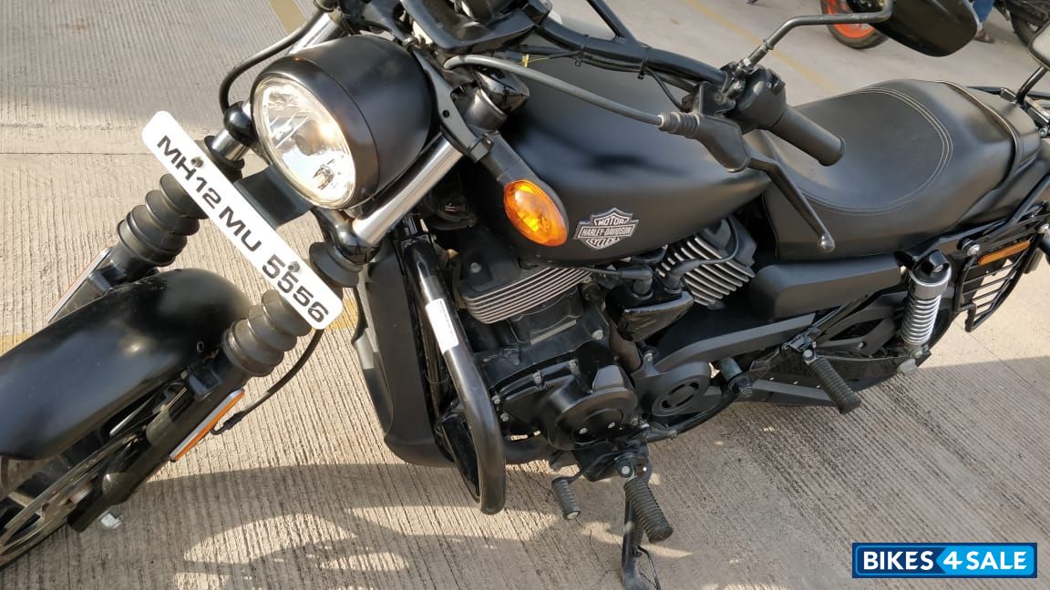 Black Harley Davidson Street 750