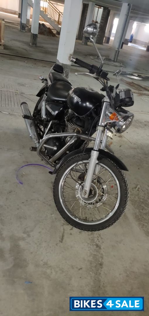 Black Royal Enfield Thunderbird 350 Black Royal Enfield Thunderbird 350