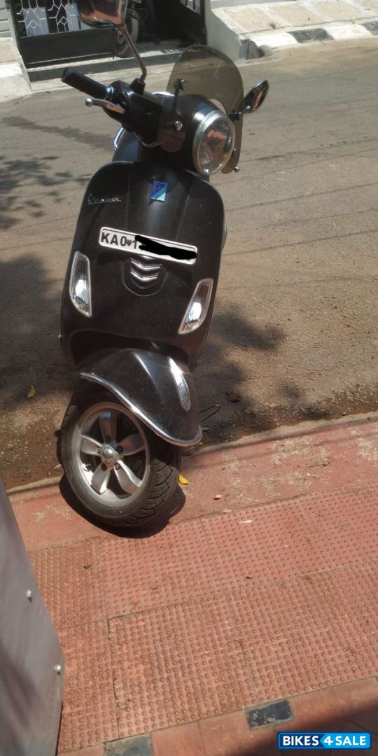 Black Vespa VXL 150