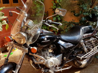 Black Bajaj Avenger 220 DTS-i