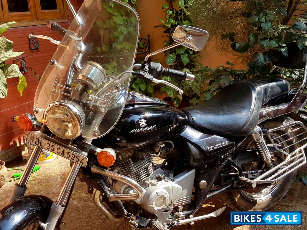 Black Bajaj Avenger 220 DTS-i