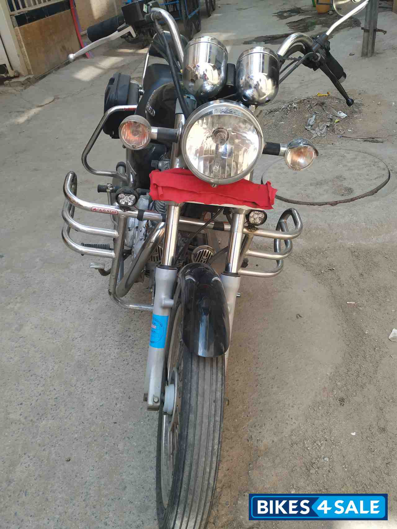 Black Royal Enfield Thunderbird 350