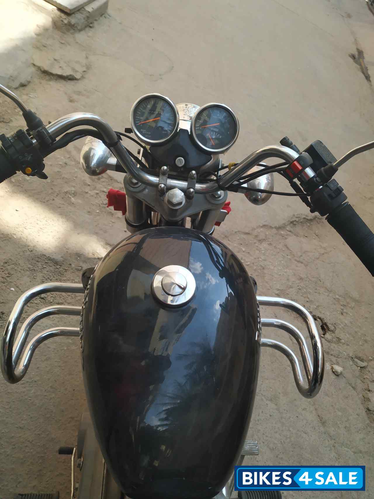 Black Royal Enfield Thunderbird 350 Black Royal Enfield Thunderbird 350