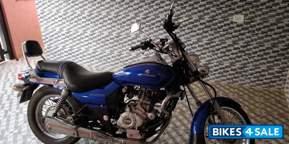Blue Bajaj Avenger 220 DTS-i