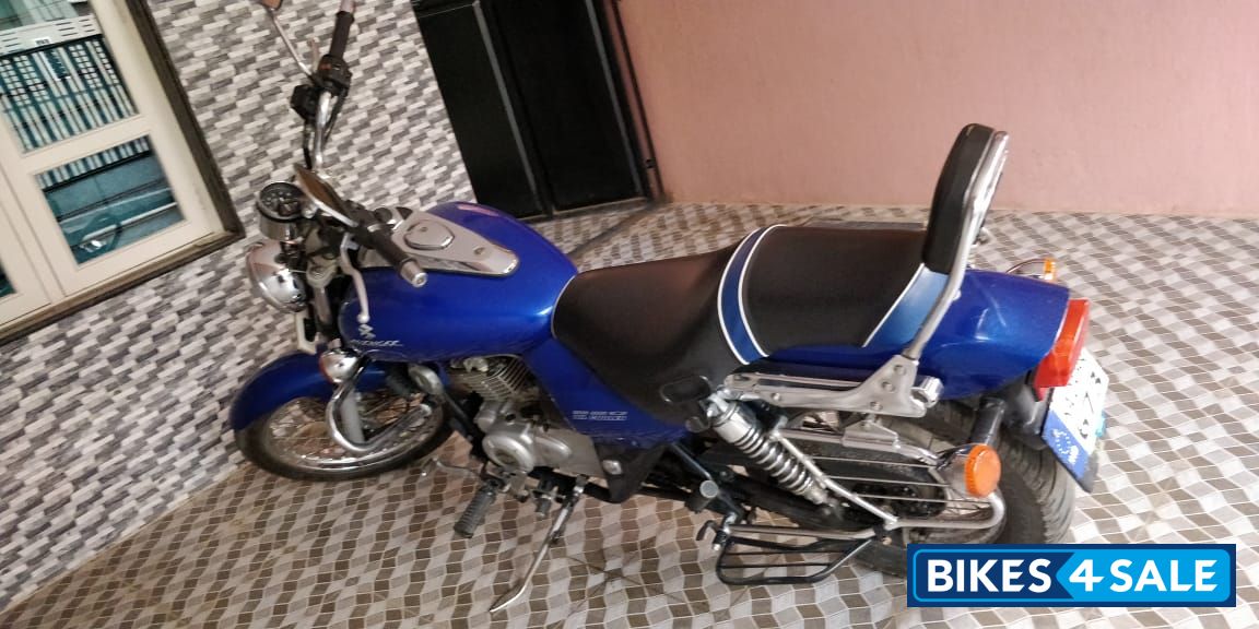 Blue Bajaj Avenger 220 DTS-i Blue Bajaj Avenger 220 DTS-i