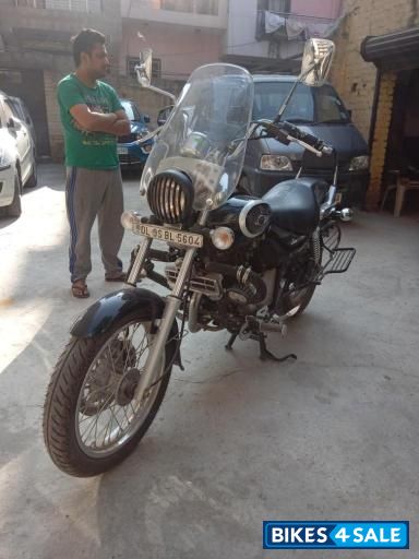 Ebony Black Met Bajaj Avenger Cruise 220