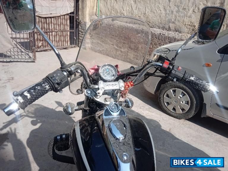 Ebony Black Met Bajaj Avenger Cruise 220