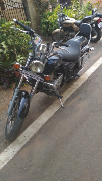 Black Bajaj Avenger 220 DTS-i