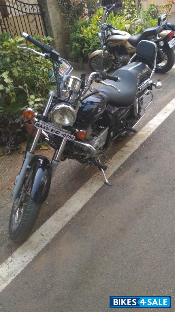 Black Bajaj Avenger 220 DTS-i