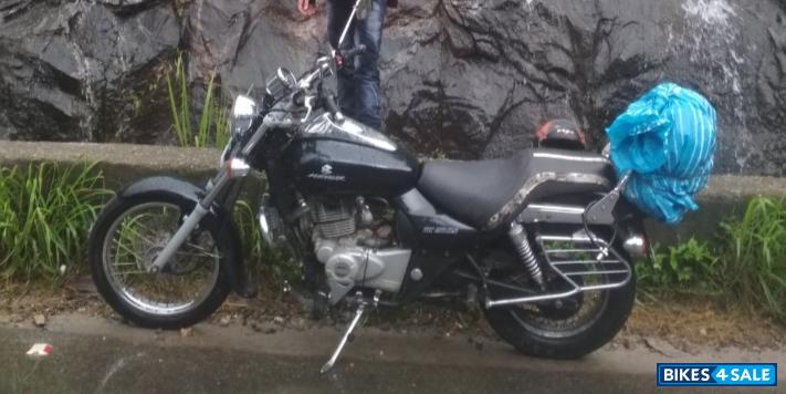 Black Bajaj Avenger 220 DTS-i