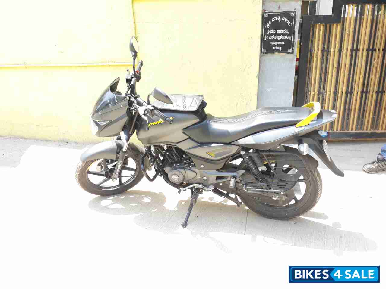 Bajaj Pulsar 150 Neon