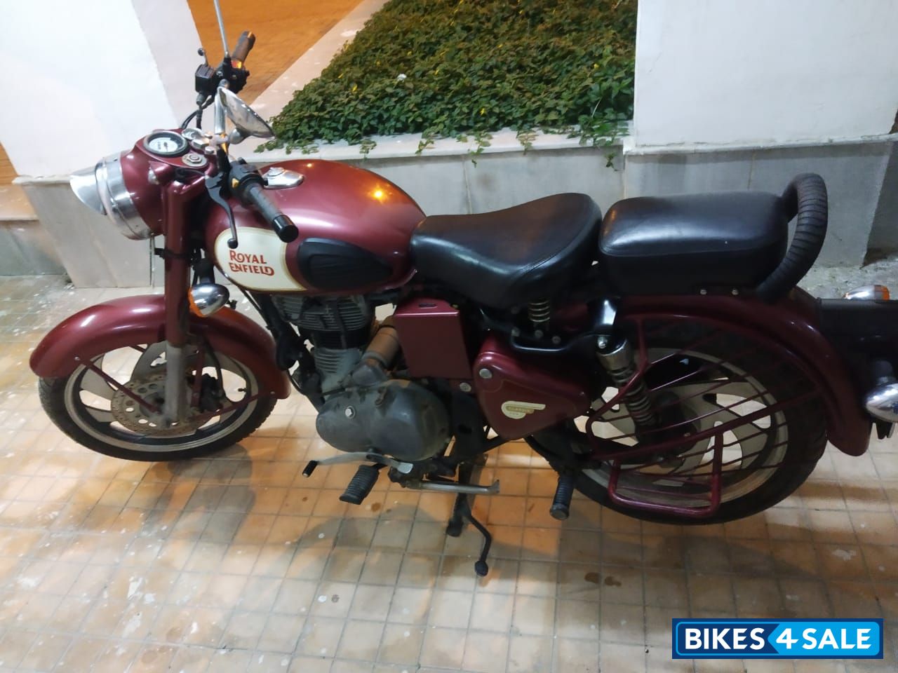 Maroon Royal Enfield Classic 350 Maroon Royal Enfield Classic 350