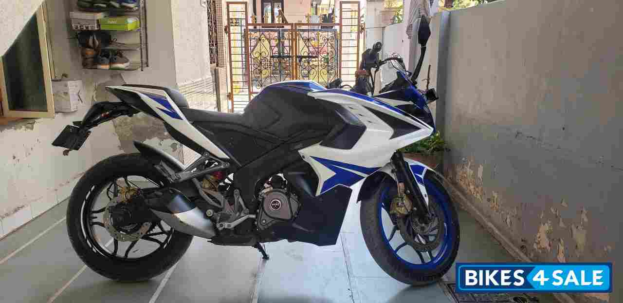 Bajaj Pulsar RS 200 ABS