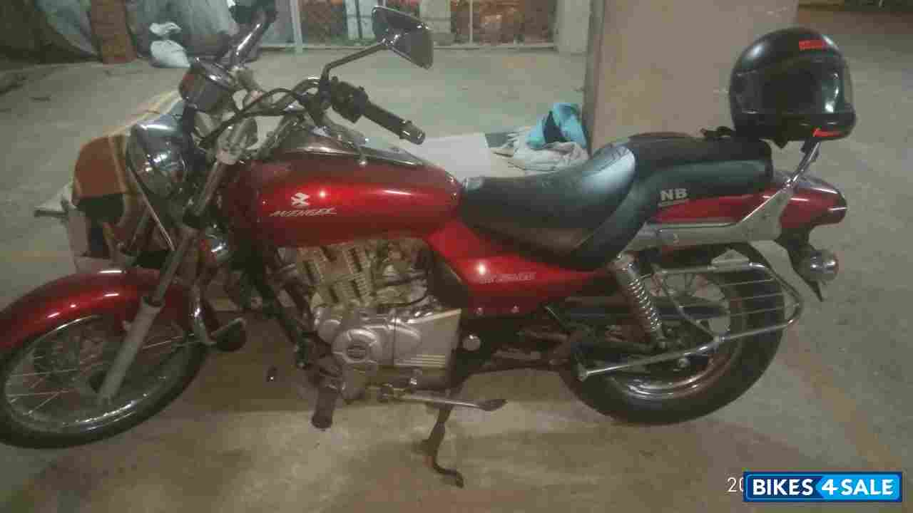 Red Bajaj Avenger 220 DTS-i