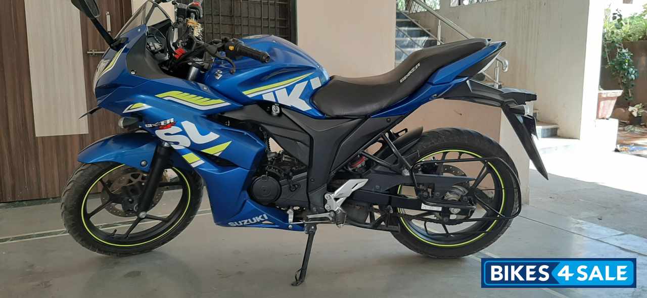 Blue Suzuki Gixxer SF